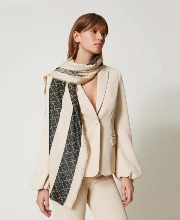 Stola jacquard con oval t all over twin set pe25
art. 251ta4210 0124422662_1jpg Stola jacquard con oval t all over twin set pe25 art. 251ta4210